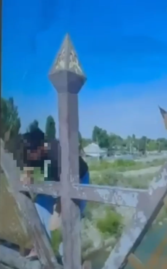 تارازدا پوليتسەيلەر كوپىردەن سەكىرمەك بولعان ايەلدى قۇتقارىپ قالدى