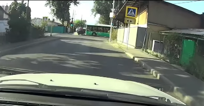 الماتىدا جولاۋشىلار اۆتوبۋسى جىلدامدىقپەن كەلە جاتقان كولىككە سوقتىعىستى