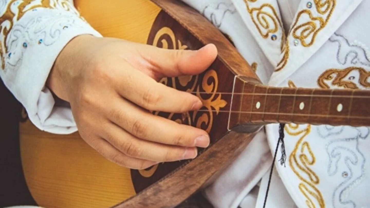 بەرليندە بەبەۋلەگەن دومبىرا