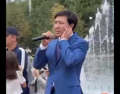 وسكەمەن قالاسىنىڭ اكىمى قالا تۇرعىندارىنا ءان ايتىپ بەردى