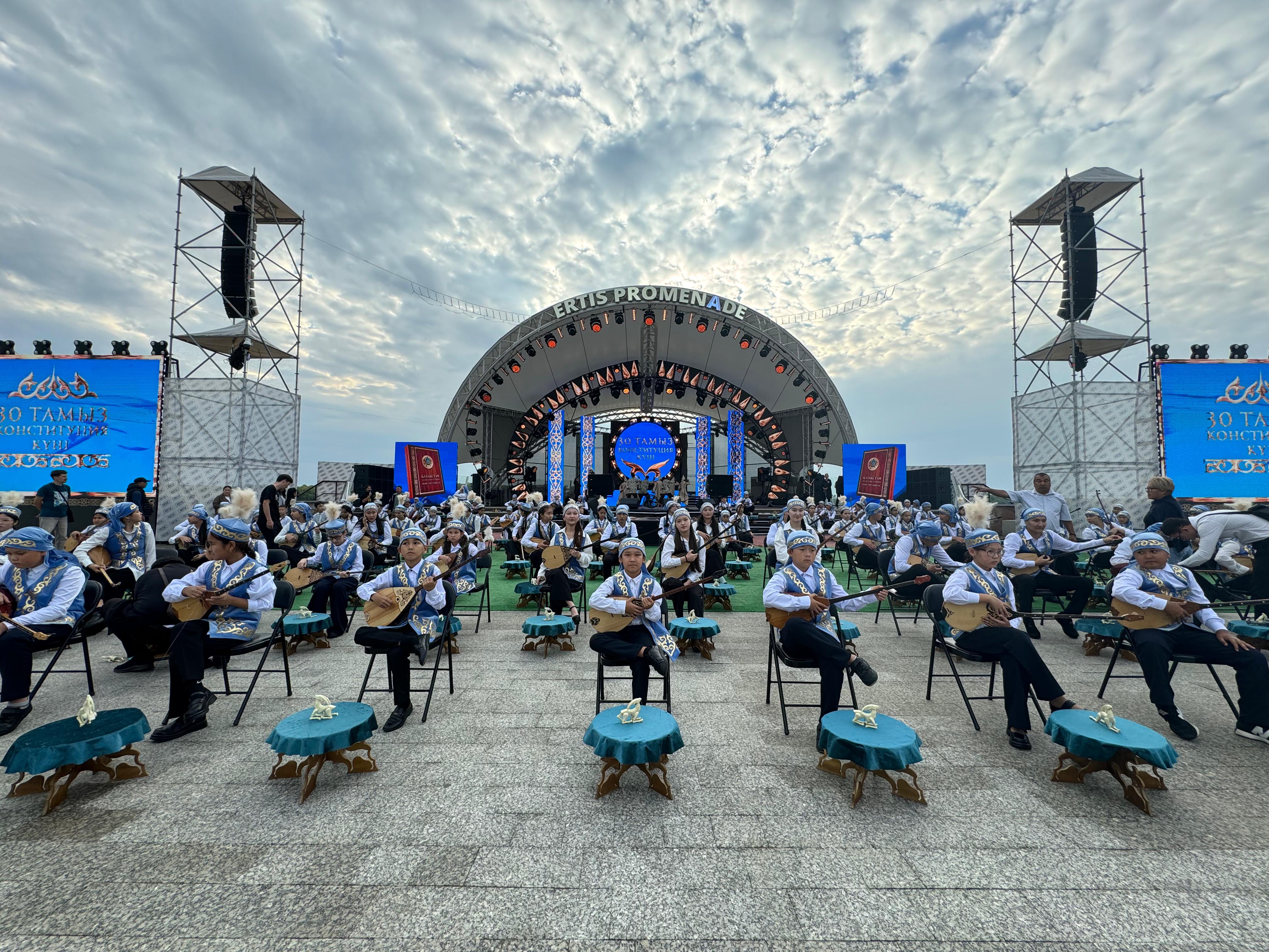 ەلىمىزدە تۇڭعىش رەت 100 كۇيشى ءبىر مەزەتتە «ورتەكە» كۇيىن ورىندادى