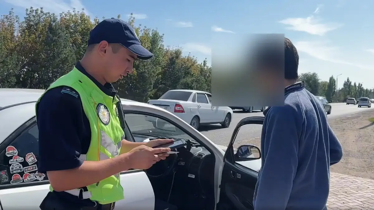 ورالدا پوليتسيا ءۇش كۇندە 40-قا جۋىق جول ەرەجەسىن بۇزعان كولىك جۇرگىزۋشىسىن ۇستادى