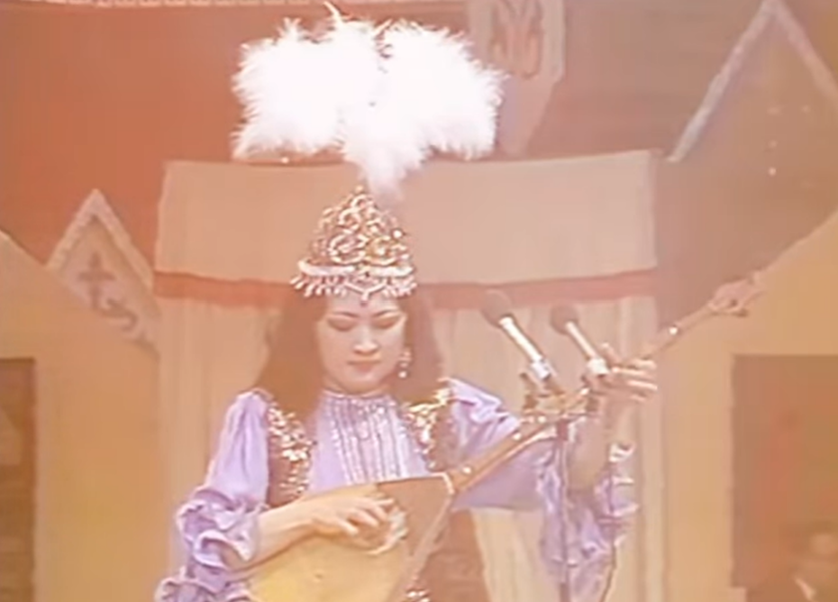 التايدىڭ ار جاعىنان كەلگەن ارۋ: ماقپال ءجۇنىسوۆا تانىمال ءاننىڭ تاريحى تۋرالى ايتتى