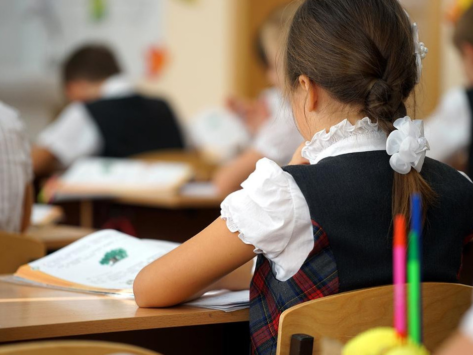 22,2 ملرد تەڭگە بولىنگەن: مەملەكەت 500 مىڭنان استام وقۋشىنى جاڭا وقۋ جىلىنا دايىنداعان