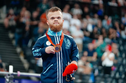 ەربول مىرزابوسىنوۆ پاراليمپيادا چەمپيونىن قۇتتىقتادى