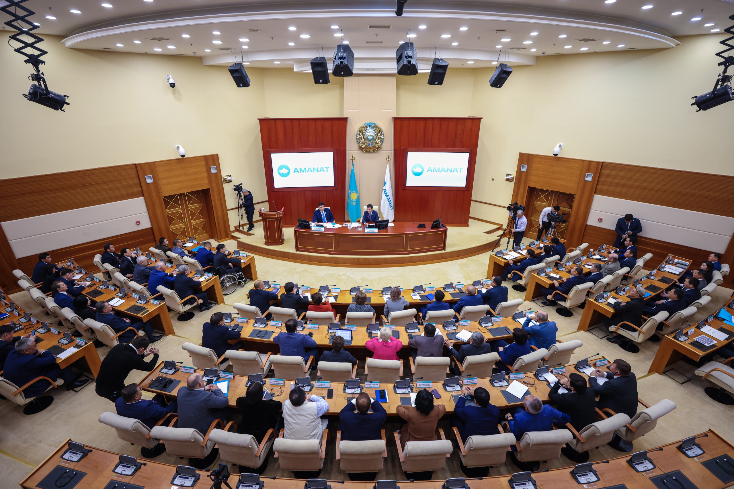 AMANAT فراكتسياسى ۋاقىت بەلدەۋى ماسەلەسىن ماجىلىستە قاراۋدى ۇسىندى