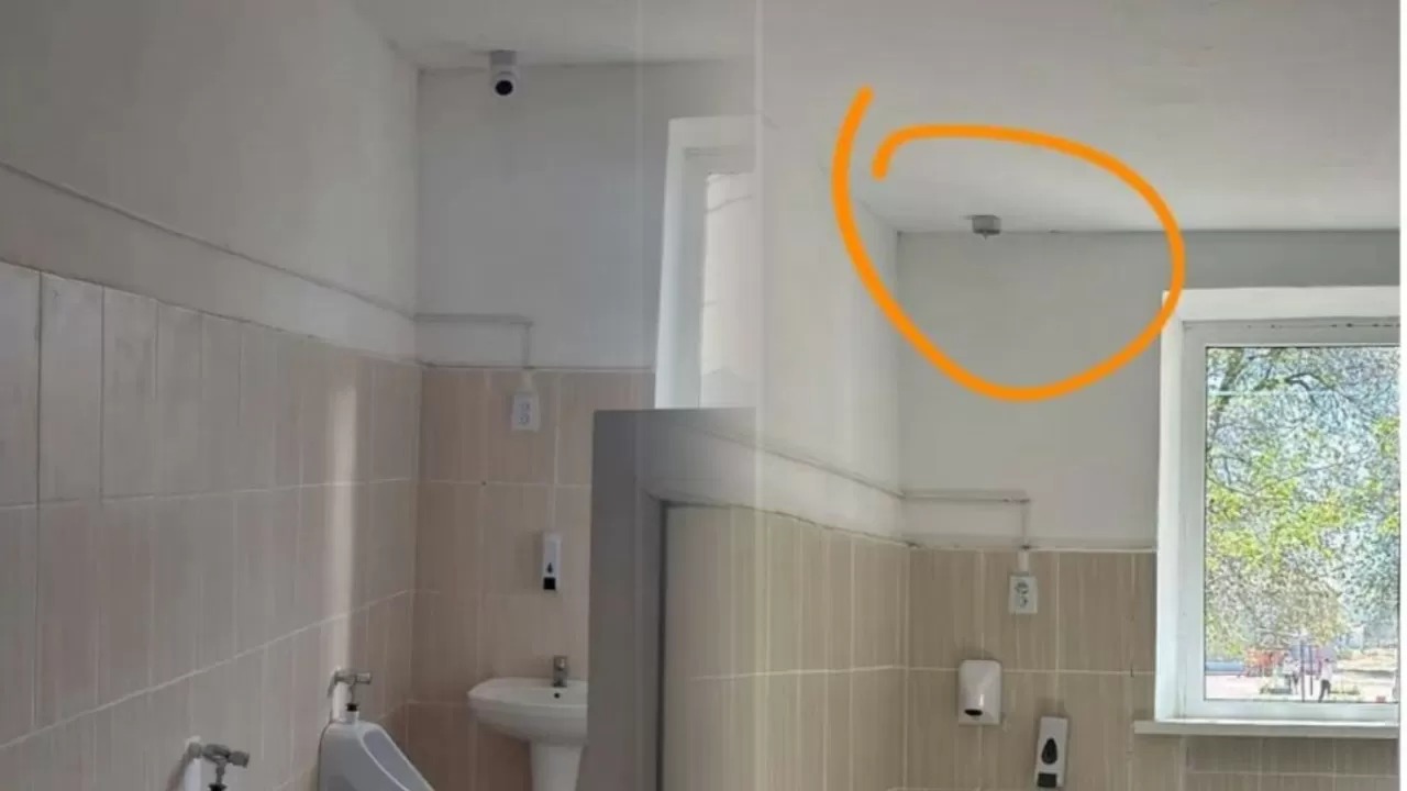 اتىراۋ وبلىسىندا مەكتەپ ديرەكتورى ەرلەرگە ارنالعان دارەتحاناعا بەينەكامەرا ورناتقان