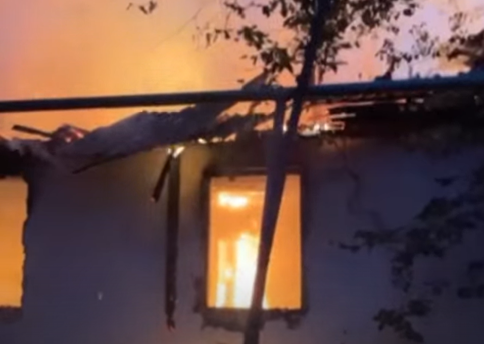 الماتىدا جەكە تۇرعىن ءۇي تۇگى قالماي جانىپ كەتتى