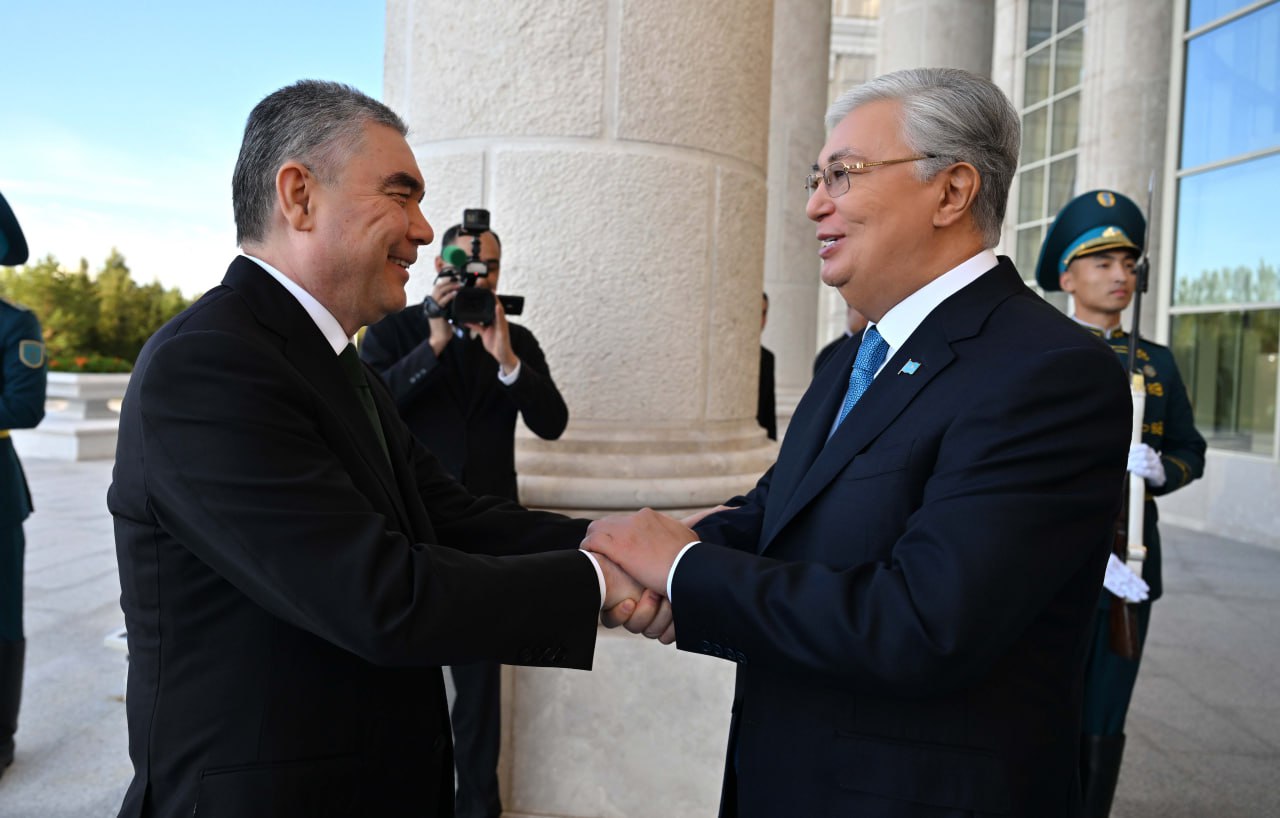 مەملەكەت باسشىسى تۇرىكمەنستان حالك ماسلاحاتىنىڭ توراعاسى گۋربانگۋلى بەردىمۇحامەدوۆپەن كەزدەستى