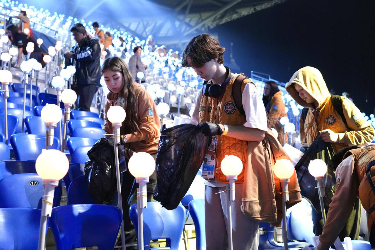 ديماشتىڭ جانكۇيەرلەرى كونتسەرتتەن كەيىن ستاديوندى قوقىستان تازارتتى