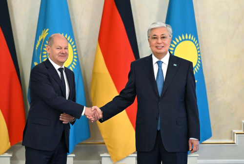 قاسىم-جومارت توقاەۆ پەن ولاف شولتس شاعىن قۇرامدا كەلىسسوز جۇرگىزدى