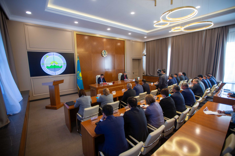 ۇلتتىق قۇرىلتاي مۇشەلەرى قوعام بەلسەندىلەرىمەن پىكىر الماستى