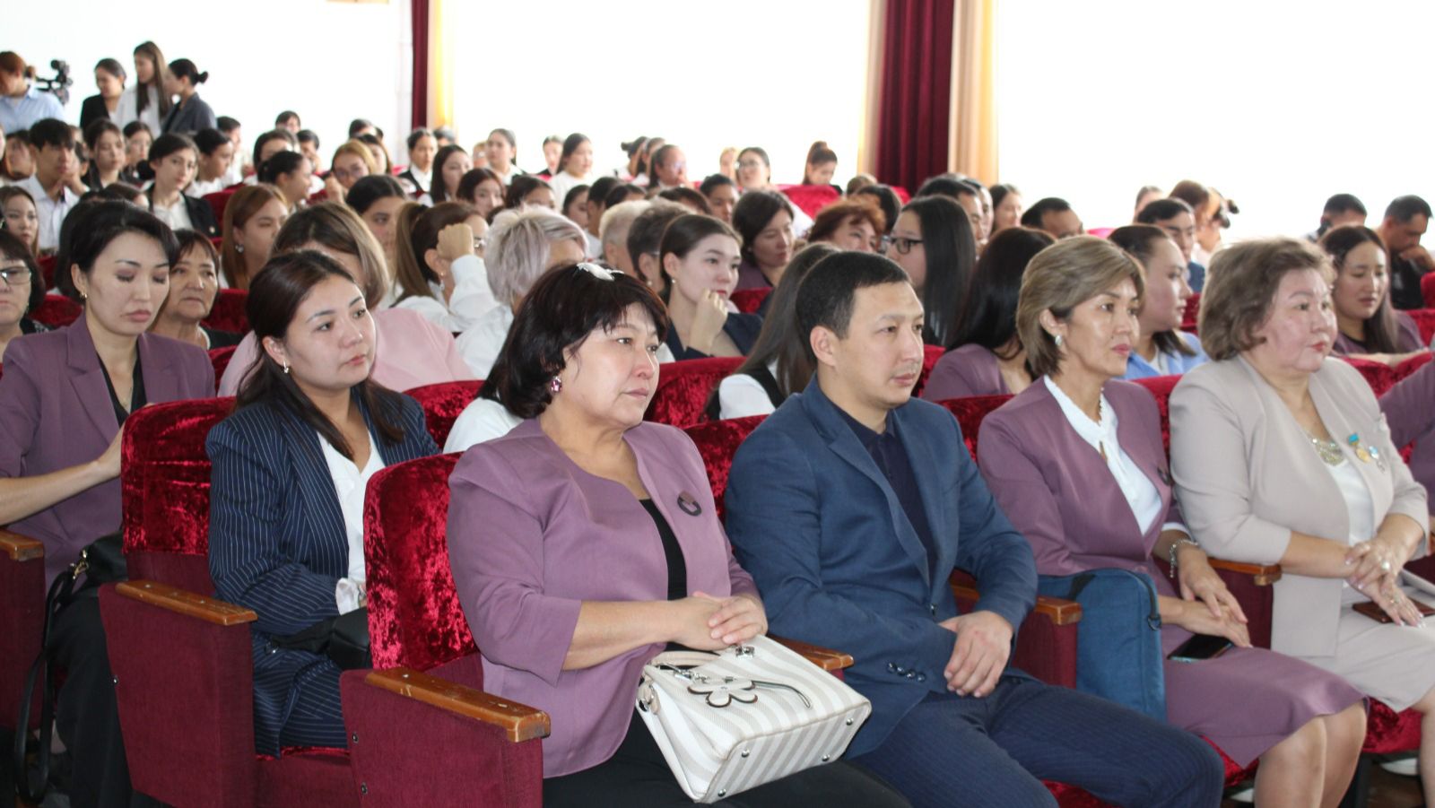 سالا ساراپشىلارى ستۋدەنتتەرمەن كەزدەستى