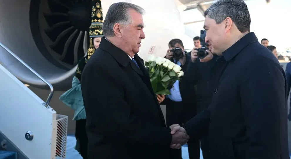 سادىر جاپاروۆ پەن ەمومالي راحمون قازاقستانعا رەسمي ساپارمەن كەلدى