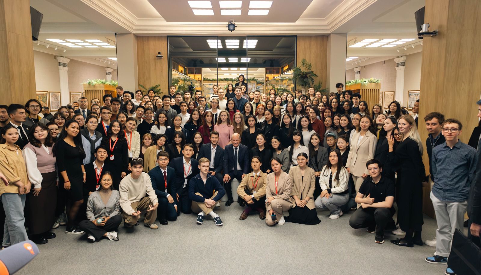 ستۋدەنتتەردى جىگەرلەندىرگەن جۇزدەسۋ