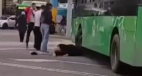 الماتىدا اۆتوبۋس جۇرگىزۋشىسى زەينەتكەردىڭ اياعىن باسىپ كەتكەن