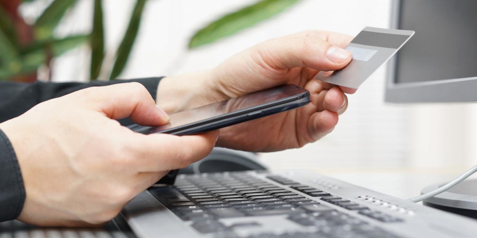 تۇركىستاندا جاس ايەل قويشىنىڭ تەلەفونىنان قوماقتى نەسيە راسىمدەگەن