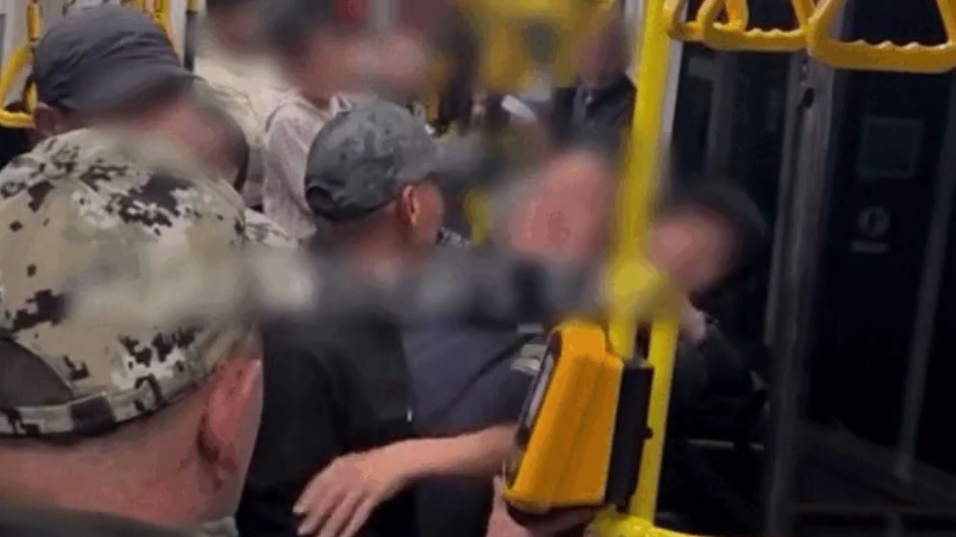 الماتىدا جولاۋشىلار اۆتوبۋس جۇرگىزۋشىسىن سوققىعا جىققان