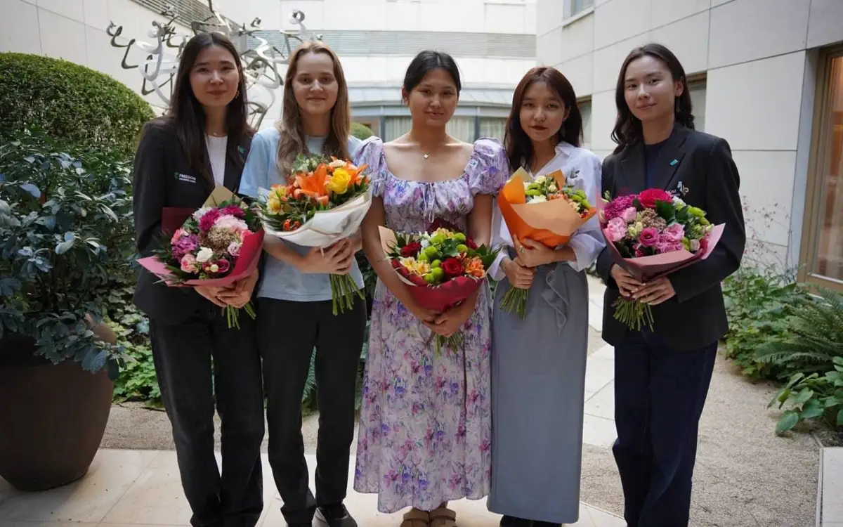 شاحمات: قازاق قىزدارى تاريحي جۇلدەگە قول جەتكىزدى