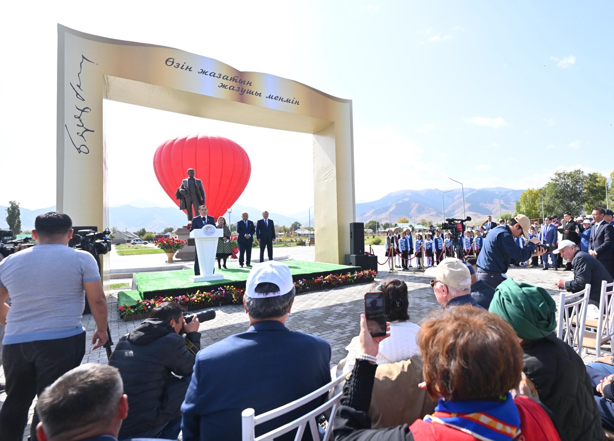 بەردىبەك سوقپاقباەۆتىڭ ەڭسەلى ەسكەرتكىشى اشىلدى