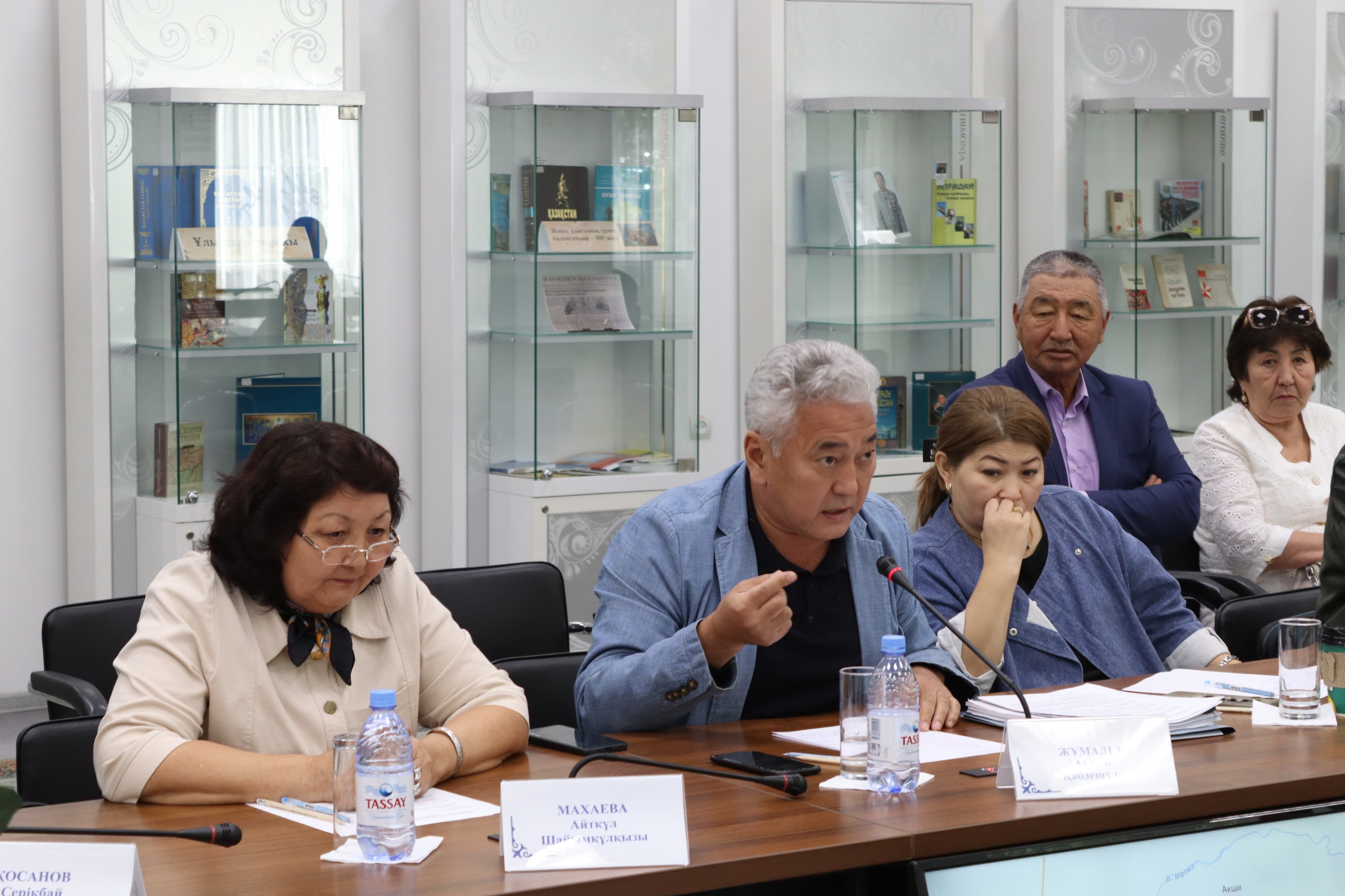 بوكەنباي قاراباتىر ۇلىن نەگە شاتاستىرامىز؟