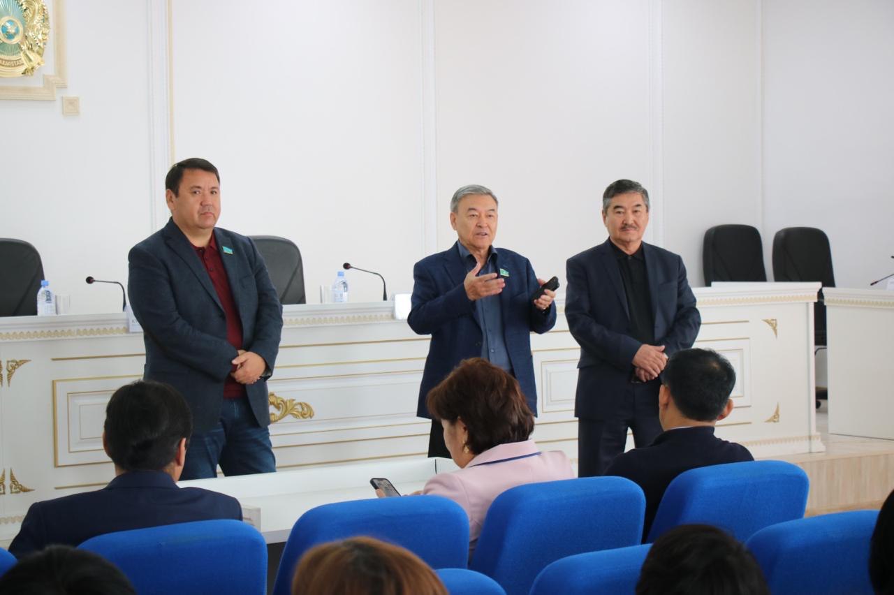 سەناتور اقتوبە تۇرعىندارىنا رەفەرەندۋمنىڭ ماڭىزىن ءتۇسىندىردى