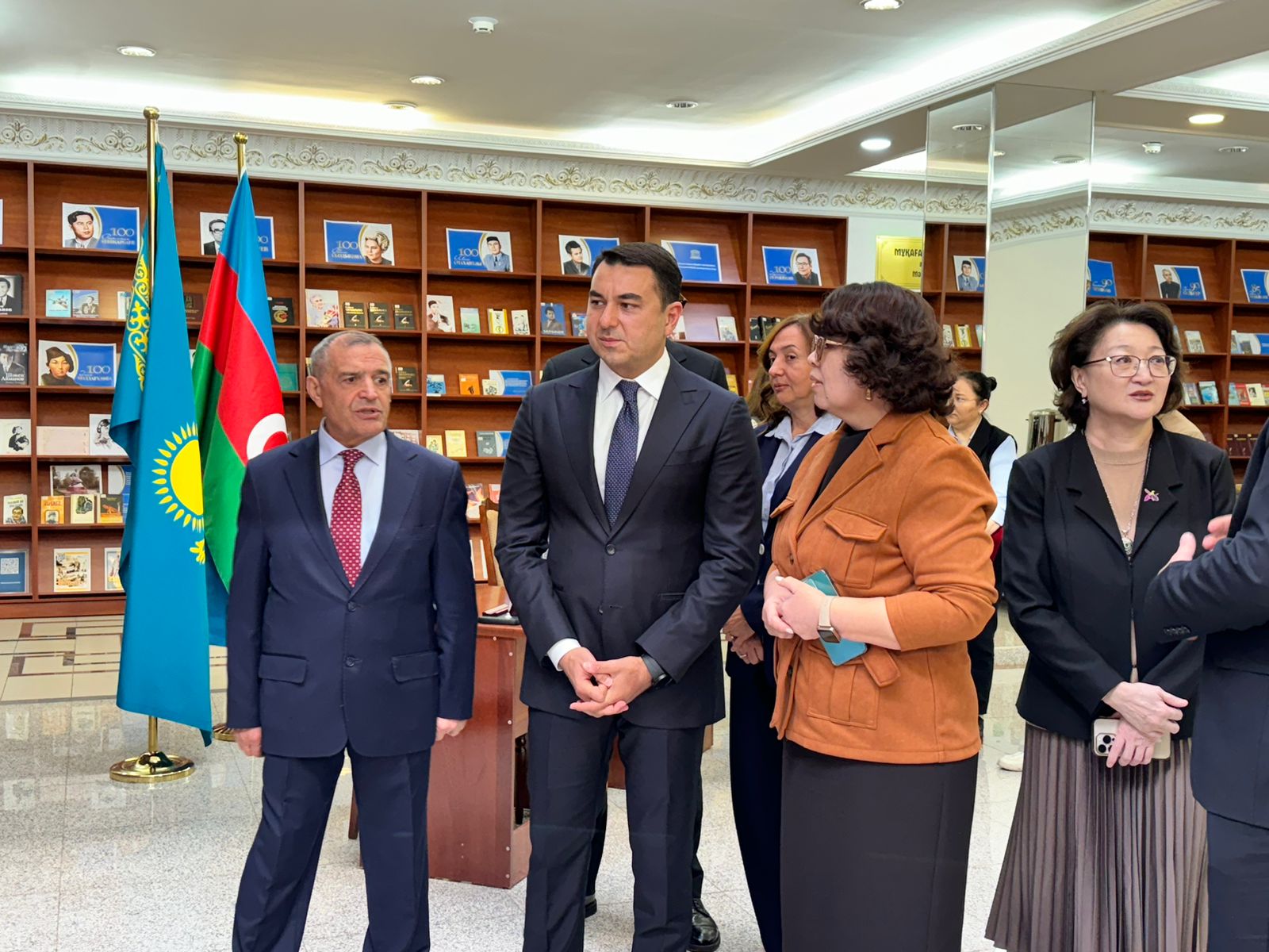 جاڭا كىتاپ تانىستىرىلدى