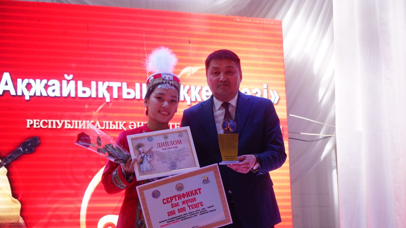 «اققۇمنىڭ اقكەربەزىنە» قۇرمەت