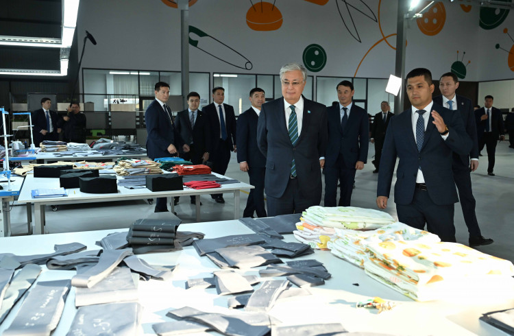پرەزيدەنت تۇركىستانداعى تىگىن فابريكاسىن ارالاپ كوردى