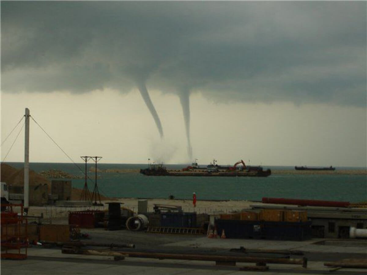 كاسپي تەڭىزىندە العاش رەت كۇشتى تورنادو تىركەلدى