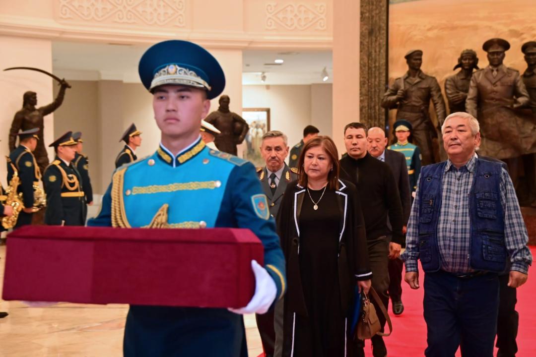 سارباز جەرلەنگەن جەردەن 81 جىلدان سوڭ ءبىر ۋىس توپىراق اكەلىندى