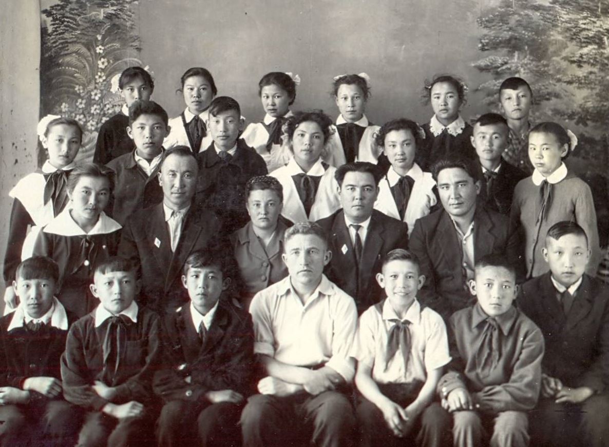 «ەڭبەك ءوتىلى 374 جىل»: پاۆلودارلىق مۇعالىمدەر اۋلەتى