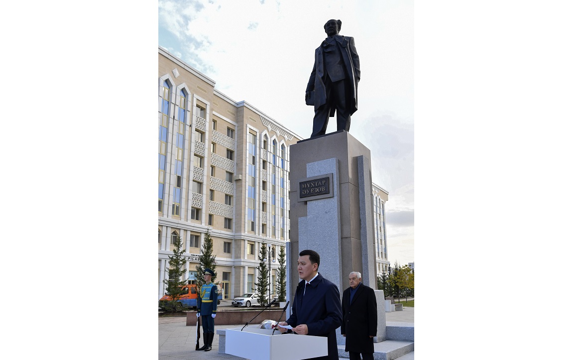 ەلورداداعى اۋەزوۆ ەسكەرتكىشى