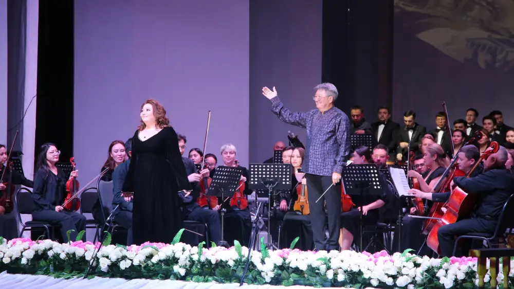 «استانا وپەرا» شىمكەنتتە ونەر كورسەتتى