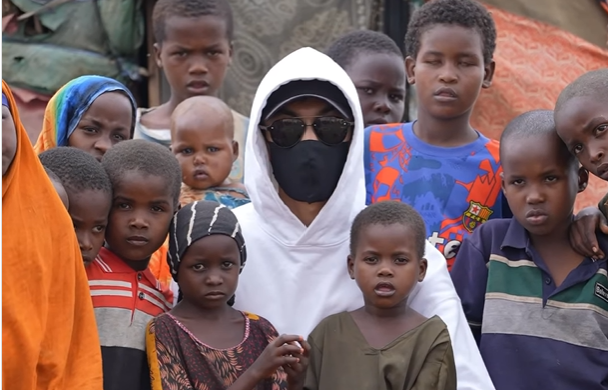 بەتپەردە تاققان قازاق جىگىتى افريكالىقتارعا كومەك كورسەتتى