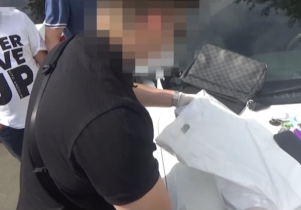 قارجى مينيسترلىگىنىڭ قىزمەتكەرلەرى پارا الىپ جاتقان جەرىنەن ۇستالدى