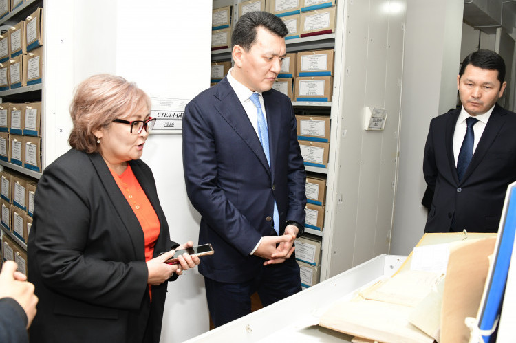 ەرلان قارين ورتالىق مەملەكەتتىك ءارحيۆتىڭ قىزمەتىمەن تانىستى