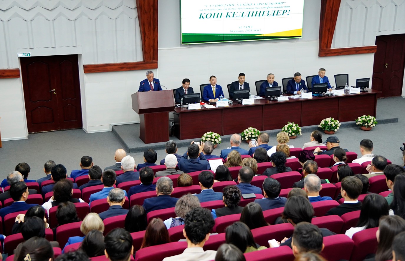 اقىن ەسىمى اسقاقتادى