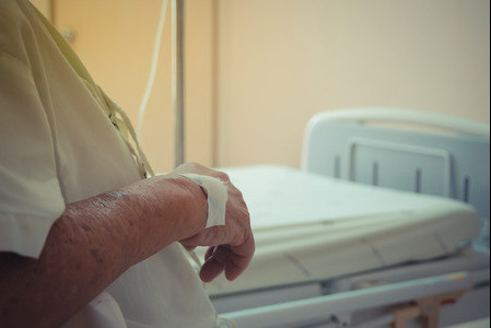 الاياقتار زەينەتكەردى اۋرۋحانادان ۇرلاپ اكەتىپ, پاتەرىن يەمدەنگەن