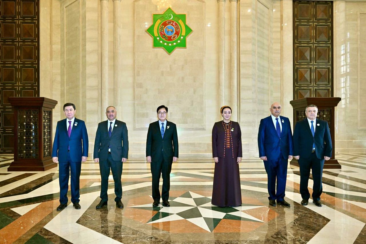 اشحابادتا پارلامەنتشىلەر فورۋمى ءوتتى