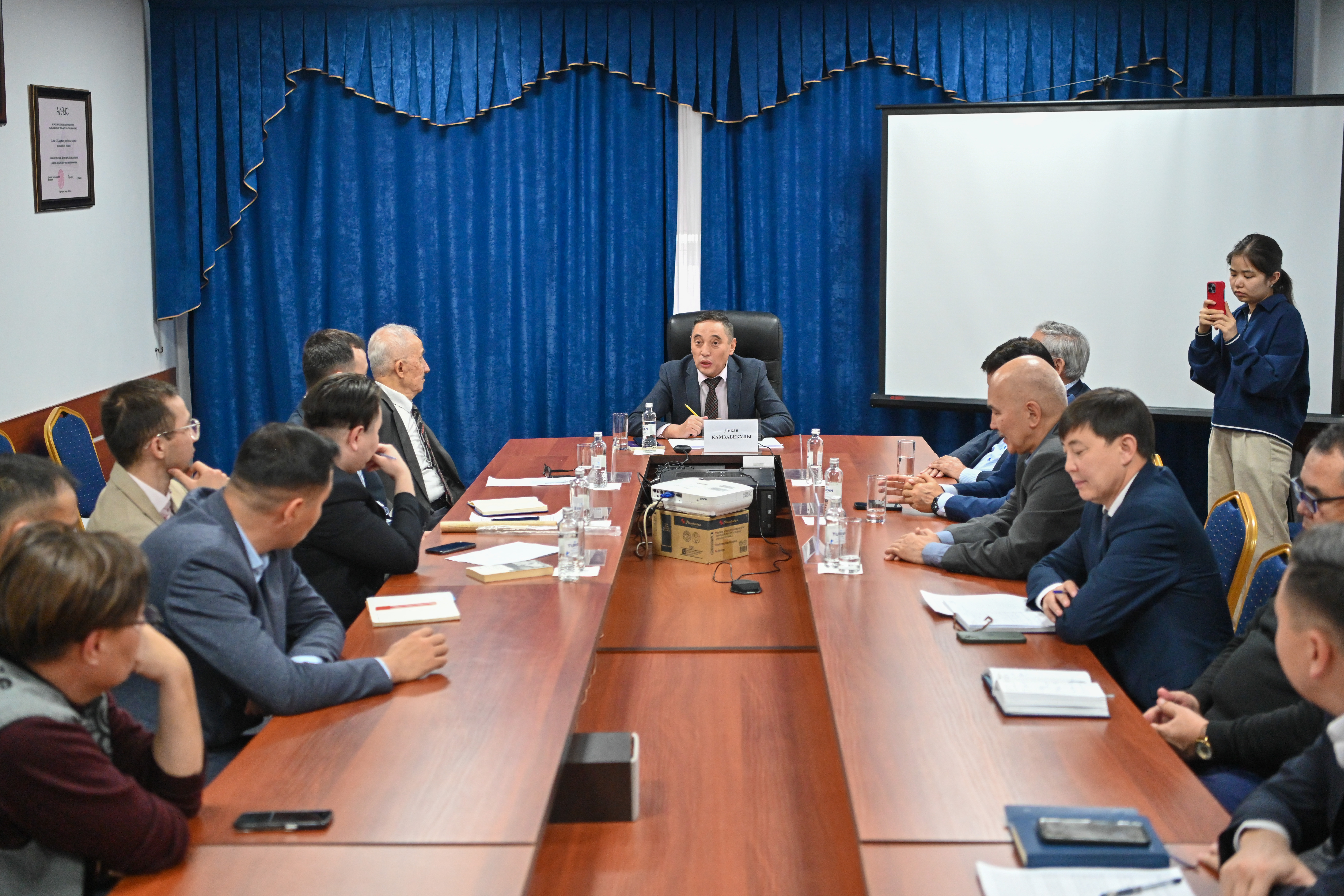 «قازاق گازەتتەرىندە» رەسپۋبليكا كۇنىنە ارنالعان جيىن ءوتتى