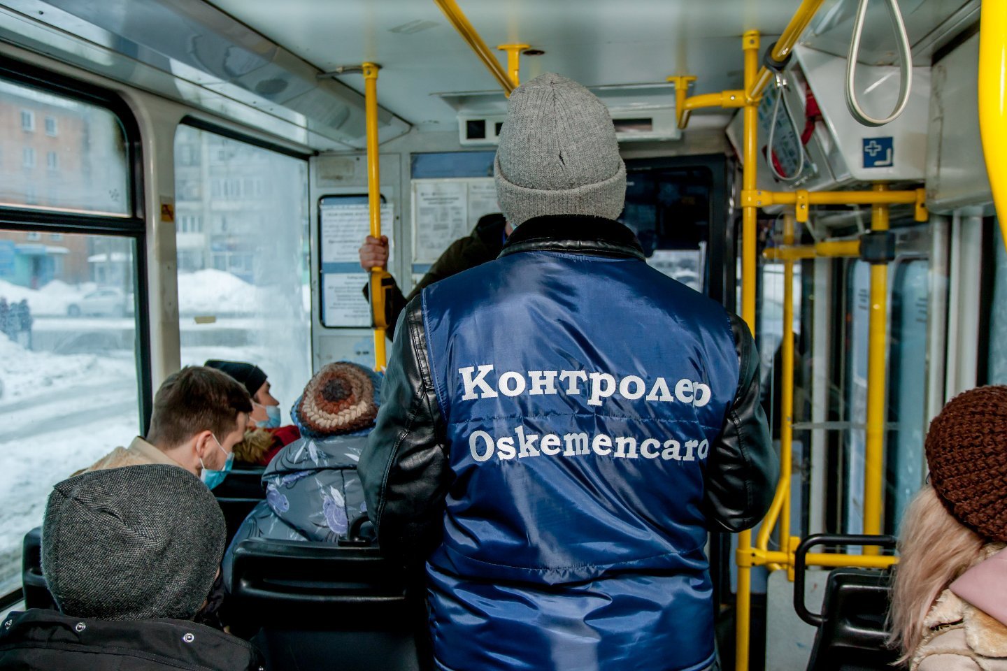 شقو-دا كوپبالالى انالار اۆتوبۋستاردا  اقىسىز جۇرەدى