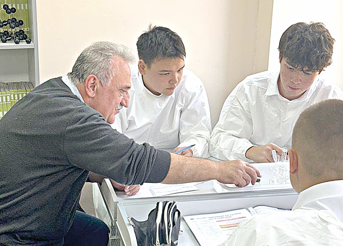 عالىمدار تاجىريبە الماستى