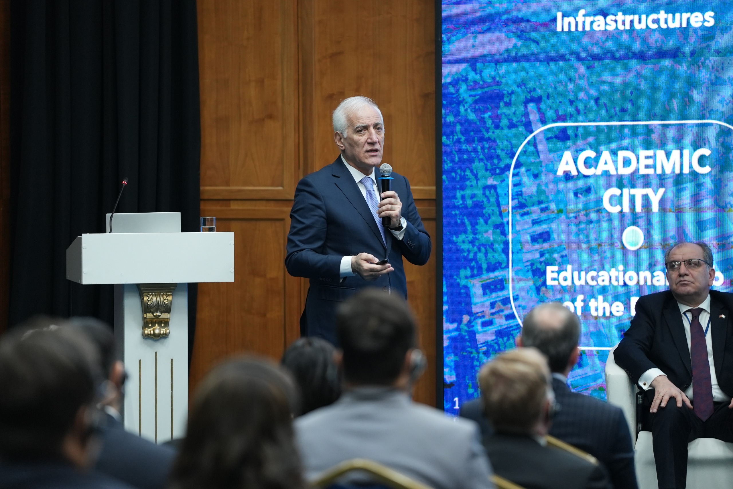 ارمەنيا پرەزيدەنتى باسقارۋ اكادەمياسىندا ءدارىس وقىدى