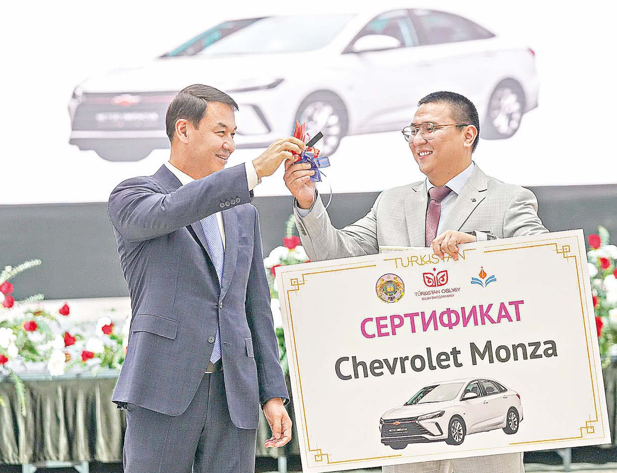 مۇعالىمگە كولىك مىنگىزدى