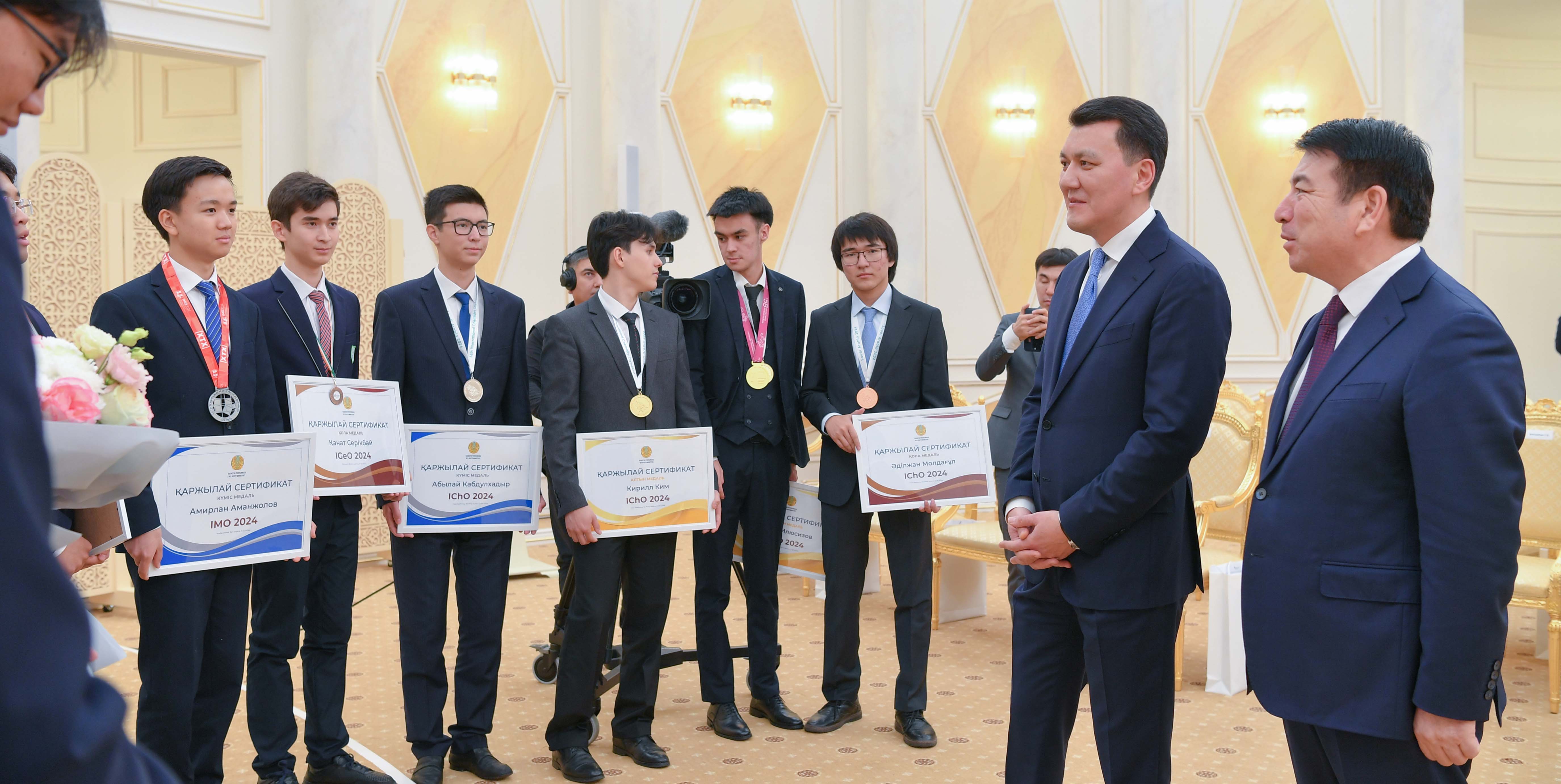 ەرلان قارين حالىقارالىق ءپان وليمپيادالارى جۇلدەگەرلەرىمەن كەزدەستى