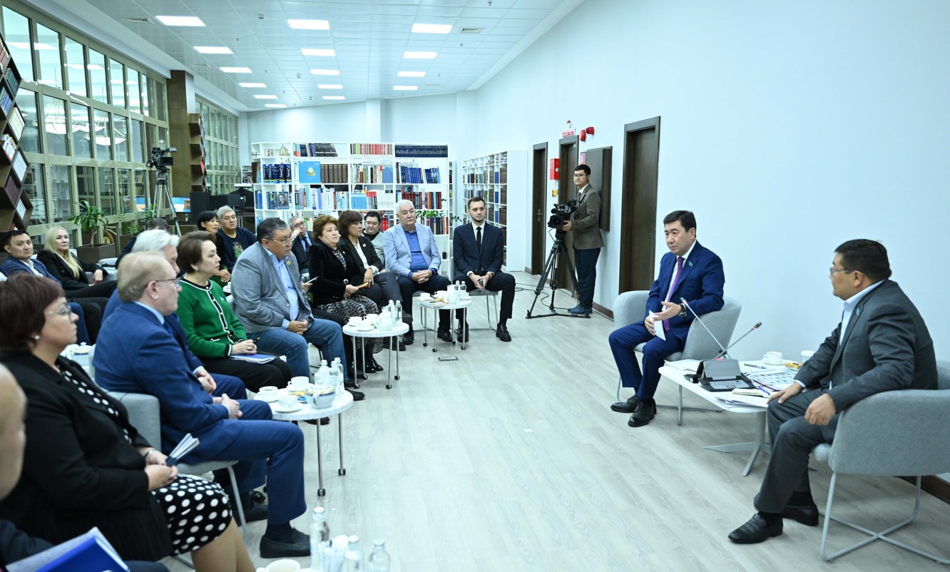 قوعامدىق پالاتا مۇشەلەرىمەن كەزدەستى