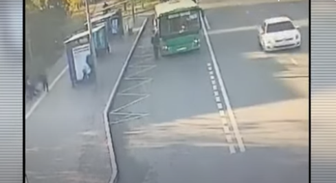 الماتىدا اۆتوبۋس جۇرگىزۋشىسىن قورقىتقان بۇزاقى ۇستالدى