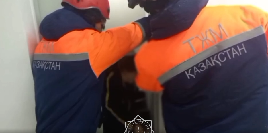 استانالىق 3 تۇرعىن ليفت ىشىندە قالىپ قويعان