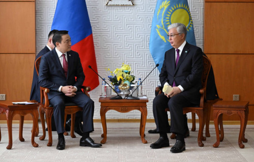 پرەزيدەنت موڭعوليانىڭ  ۇلى مەملەكەتتىك حۋرالىنىڭ توراعاسىمەن كەزدەستى